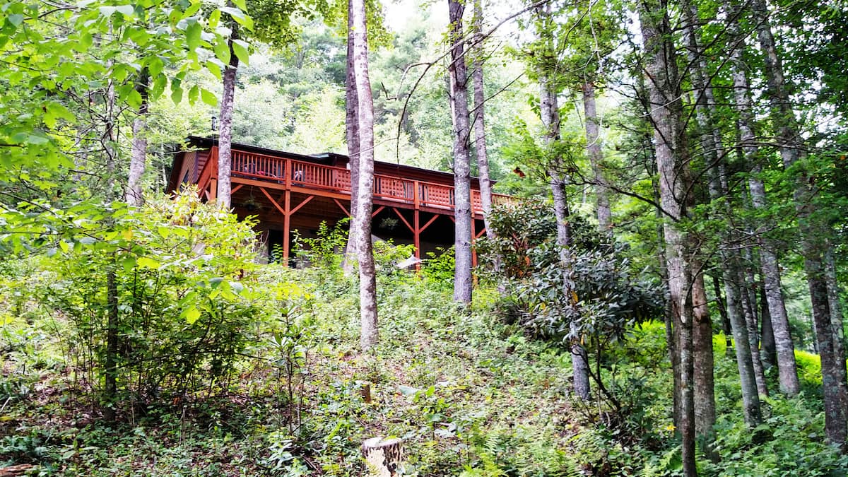 ★ Woodland Retreat ★ Cozy Getaway ★ Fire-pit & Creek ★
